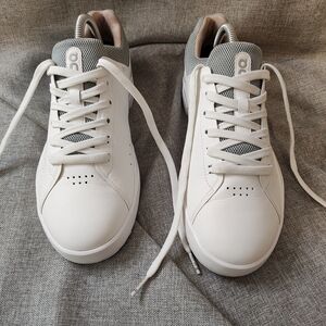 ON "THE ROGER" Women's sneakers, size 9